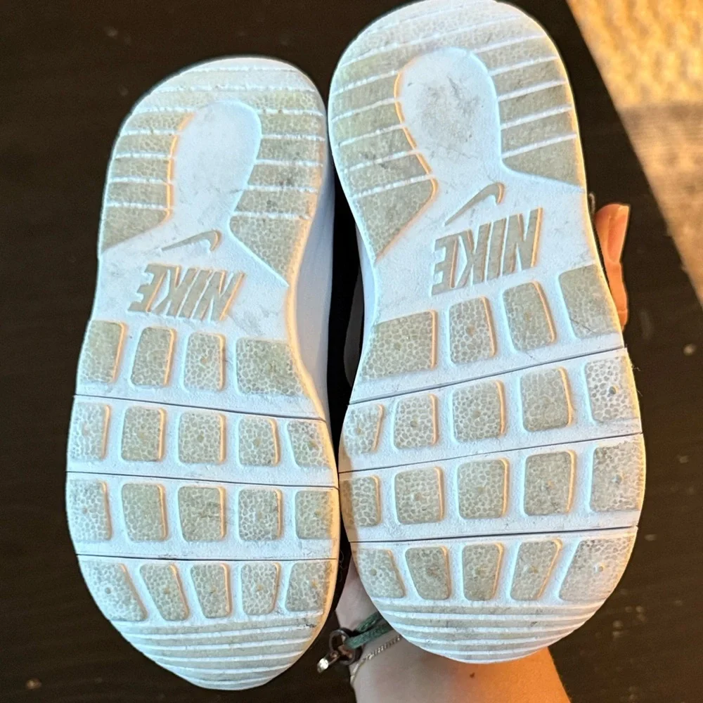 Nike Kids Black and White Sneakers - Picture 4 of 4